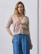 Cárdigan negro tejido en hilado fino con escote en V y un botón.