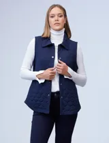 Chaleco azul marino con diseño matelasseado, cuello camisero, cierre frontal con botones y bolsillos delanteros.