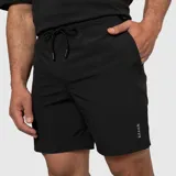 Short deportivo negro de secado rápido, con cintura elástica, cordón ajustable y aperturas laterales.