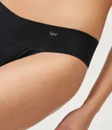 Kit de dos bombachas bikini de microfibra, una color beige y otra color negro, con cintura ancha y logo "Lov" estampado.