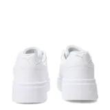 Championes Puma modelo Rebound Femme Low con plataforma, diseño monocromático en color blanco, con perforaciones en los laterales y puntera, y logo de la marca en el talón de la suela.