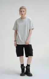 Remera de manga corta y cuello redondo, color gris claro, con calce regular y un recorte sutil en la espalda. Confeccionada en algodón premium suave.