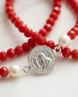 Pulsera de cuentas de cristal rojas con medalla central de San Benito en plata 925.