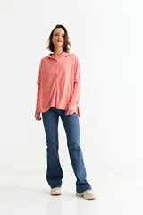 Cardigan negro de manga larga, con cuello camisero, botones frontales y un bolsillo en el pecho.