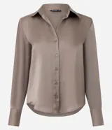 Camisa de satén azul marino, con cuello inglés, manga larga y cierre frontal con botones.