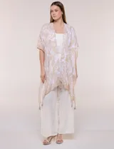 Kimono de gasa ligera con estampado floral en tonos de azul y blanco, silueta amplia, mangas cortas y detalle de borlas en el ruedo asimétrico.
