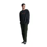 Buzo negro de algodón con cuello redondo y logo estampado en el pecho.