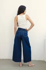 Pantalón de jean azul oscuro, de corte amplio y tiro alto.