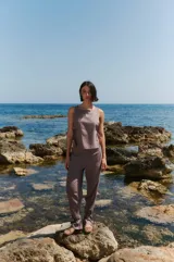 Top color marrón confeccionado en lino y rayón, con escote alto y tiras ajustables en los laterales.