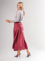 Falda midi color beige con lunares blancos, de corte evasé y cintura elastizada.