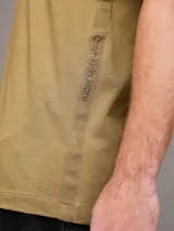 Remera color ocre de algodón con cuello redondo y mangas cortas. Cinta con logo en espiguilla de Calvin Klein en los laterales.