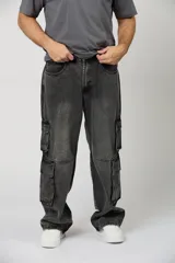Pantalón tipo jean cargo de corte baggy, color gris lavado con efecto desgastado. Presenta múltiples bolsillos laterales con solapa y cierre de botones, además de bolsillos clásicos delanteros y traseros.