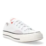 Championes de lona Converse modelo Chuck 70, color blanco con detalles en gris claro en los laterales, suela de goma color crema con líneas negras y ojal superior en color rojo.