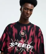 Remera de corte oversized confeccionada en algodón, con cuello redondo en contraste. Presenta un estampado frontal con motivos tribales y lettering con la palabra Speed.