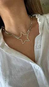 Collar plateado con cadena de eslabones grandes y dije de estrella con textura.