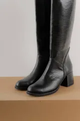 Bota de caña alta color marrón con textura símil reptil, taco cuadrado forrado en cuero y cierre lateral.