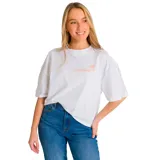 Remera blanca de corte oversize con mangas cortas y cuello redondo. Estampado pequeño en el frente con el logo de Caterpillar y una palmera en color naranja.