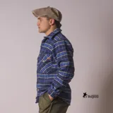 Camisa de manga larga con estampado de tartán en tonos azul marino, rojo y blanco. Confeccionada en 100% lana, con cuello abotonado y puños con botón. Corte clásico.