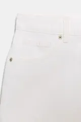 Shorts de denim azul claro lavado, tiro medio, corte en línea A y cinco bolsillos. Presenta cierre frontal con cremallera y botón metálico.