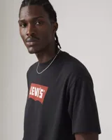 Remera negra Levi's con calce relajado y cuello redondo. Cuenta con el clásico logo vintage batwing estampado en el pecho en tono rojo con letras blancas.