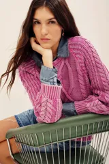 Sweater de tejido de punto con efecto acid wash, cuello redondo, mangas largas y diseño con trenzas y ribetes elásticos en puños y dobladillo.
