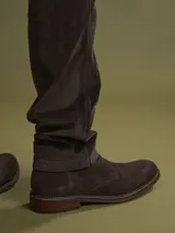 Pantalón de pana marrón de corte recto.