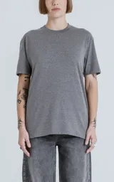 Remera de manga corta y cuello redondo, con calce regular y recorte en la espalda, confeccionada en algodón premium de textura suave.