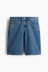 Bermuda de cinco bolsillos en denim de algodón grueso. Modelo de cintura estándar con cierre y botón, y piernas de corte relajado.