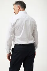 Camisa azul marino con pequeños lunares celestes, de corte clásico y manga larga.