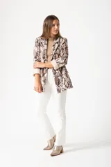 Blazer con estampado animal print color beige, con solapas de muesca y cierre frontal con botón negro.