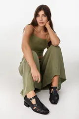 Sandalias Mary Jane de cuero color bordeaux, con diseño de tiras cruzadas, puntera cuadrada y taco bajo.