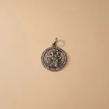 Medalla circular de plata 925 con relieve de San Cristóbal cargando al niño Jesús, enmarcada por un borde con diseño de soga.