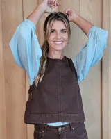 Chaleco de denim con diseño a rayas verticales, cuello redondo y corte recto. Presenta pespuntes en contraste y detalle de aberturas en los laterales.