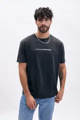 Remera de manga corta con efecto lavado, color negro, con estampa tipográfica en el pecho.