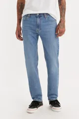 Pantalón de jean celeste de corte slim fit, tiro medio y cinco bolsillos.