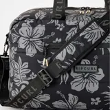 Bolso de viaje Rip Curl modelo Weekend Travel 48L Hold-All, color negro con estampado de flores grises. Tiene doble asa de mano y correa bandolera ajustable con logo de la marca.