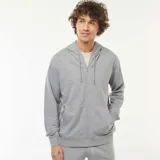 Buzo gris con capucha y cierre frontal con cremallera.