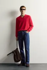 Sweater de punto regular fit tejido en seda de color negro, con cuello en pico y manga larga. Cuenta con acabados en rib.