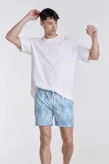 Short de baño azul con estampado de naranjas y hojas verdes.