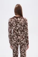 Cárdigan de poliéster con estampado abstracto en tonos marrones y beige, cuello camisero y mangas largas.