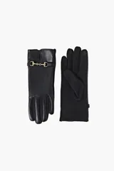 Guantes negros de cuero sintético con detalle de hebilla metálica dorada en el dorso. El diseño combina una palma de tela suave con el dorso de cuero sintético.