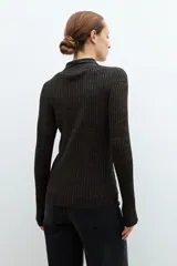 Sweater verde oliva de tejido de punto acanalado, con cuello polo, cierre metálico frontal y mangas largas.