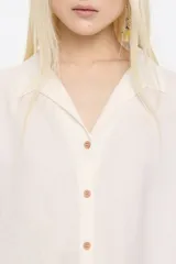 Camisa corta de lino con estampado de animales, corte boxy, cuello camisero, manga 3/4 con sisa ajustable y tiras de tejido.