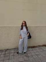 Pantalón de corte recto y holgado, confeccionado en tejido de algodón y poliéster, con cintura elástica.