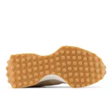 Championes New Balance modelo 327 de dama, color beige con logo "N" de animal print.