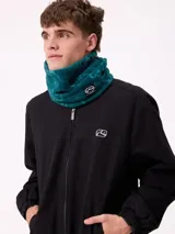 Cuello polar de color verde oscuro, confeccionado en tejido suave con cordón ajustable y etiqueta con el logo de la marca Rusty.