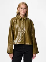 Campera corta de estilo moderno con acabado engomado brillante, cuello camisero, cierre frontal con botones a presión ocultos y bolsillos laterales.