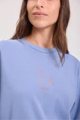 Remera de algodón color camel, corte holgado y manga corta, con un pequeño bordado de un sol en el pecho.