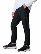 Pantalón de senderismo técnico color negro, con tecnología Omni-Shield que repele la humedad y manchas. Presenta bolsillos con cierre en laterales y espalda, cintura cómoda y puños ajustables en los tobillos.