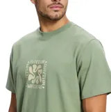 Remera Rhythm de manga corta color verde, con cuello redondo y diseño estampado en el centro del pecho que incluye un gráfico y la inscripción "Rhythm".